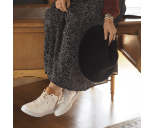Kauri, Sneakers françaises iconiques par Sessile - Sur un modèle féminin assis et zoomé