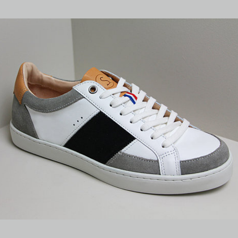 Hiba dans sa déclinaison Noir et Blanc. La sneaker Sessile au style très graphique avec ses coloris Noir et Blanc.
