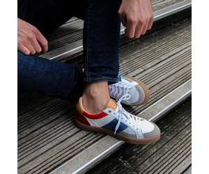 La sneaker made in France Hiba tricolore porté par un modèle homme par Sessile