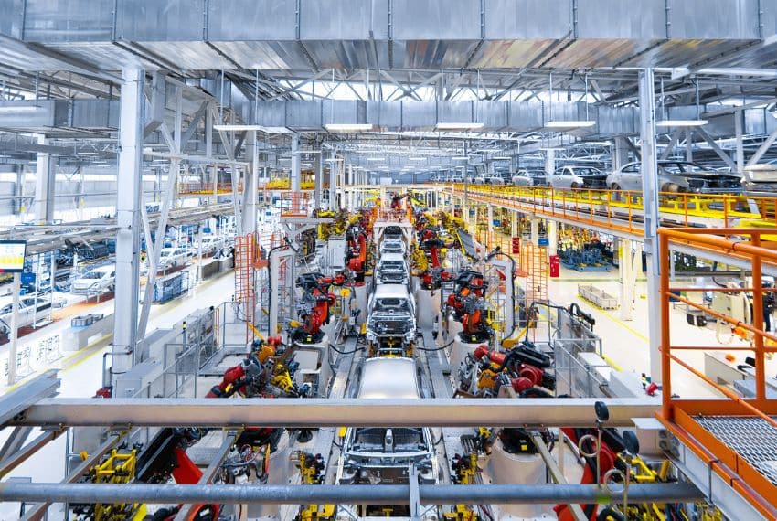 Chaîne d’assemblage automobile robotisée, avec des carrosseries en cours de fabrication.